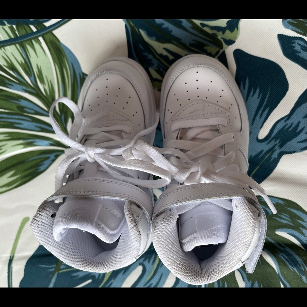 Toddler boy white  shoes  (Nike) size 9